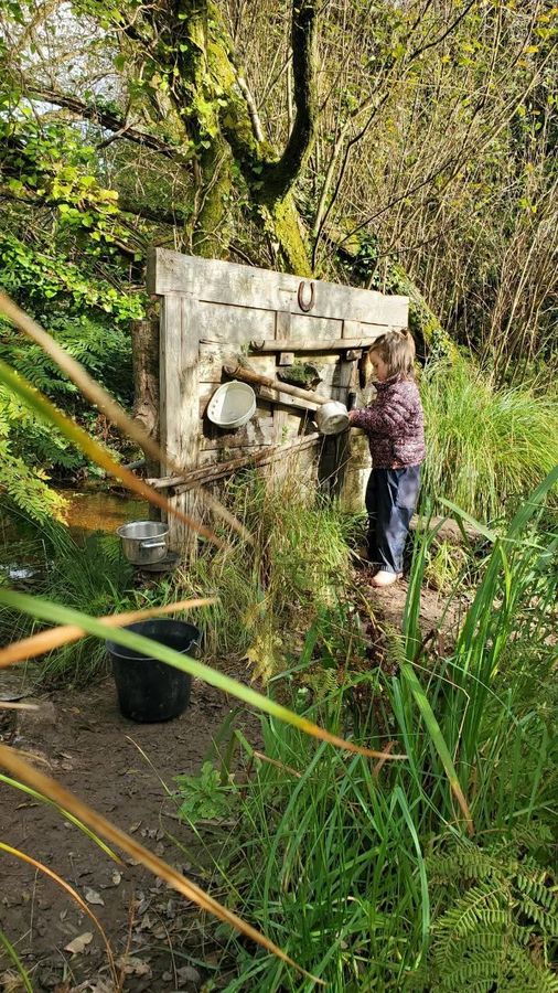 Enfant en activité nature - La Clef des Champs
