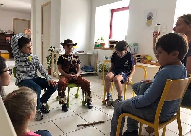 Plonéis. Neuf enfants dans une école alternative